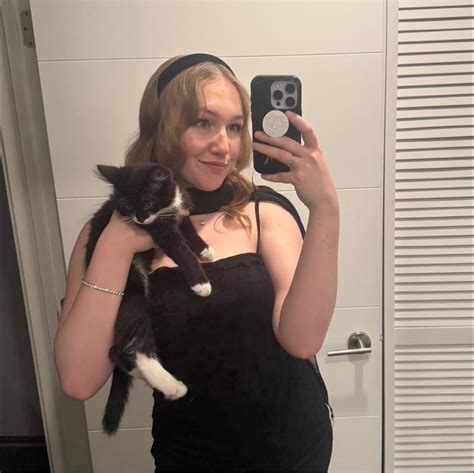 Coco Lane Rigbye off stage holding a kitten